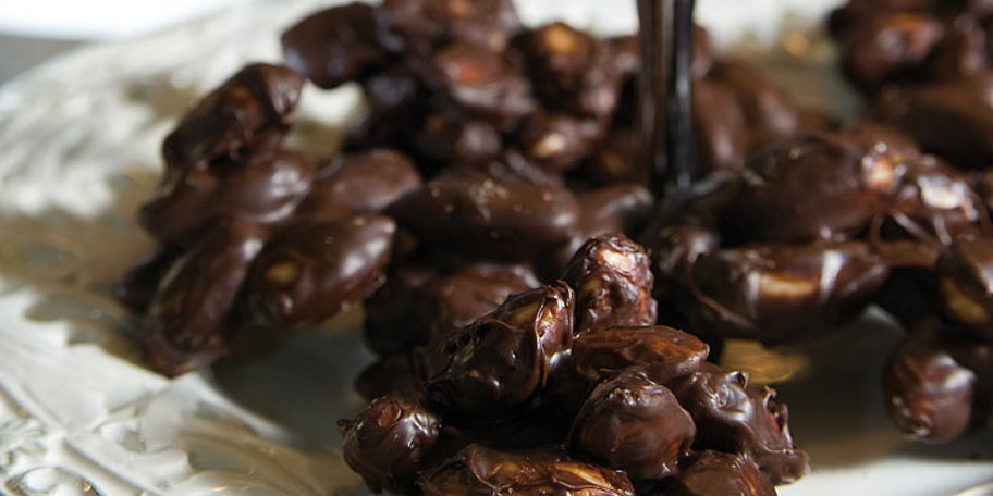 Καραμελωμένα αμύγδαλα βουτηγμένα σε σοκολάτα