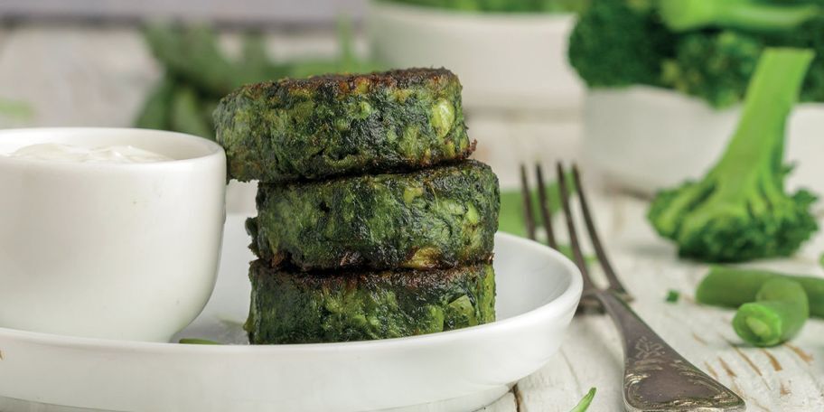 Burgers with spinach and broccoli