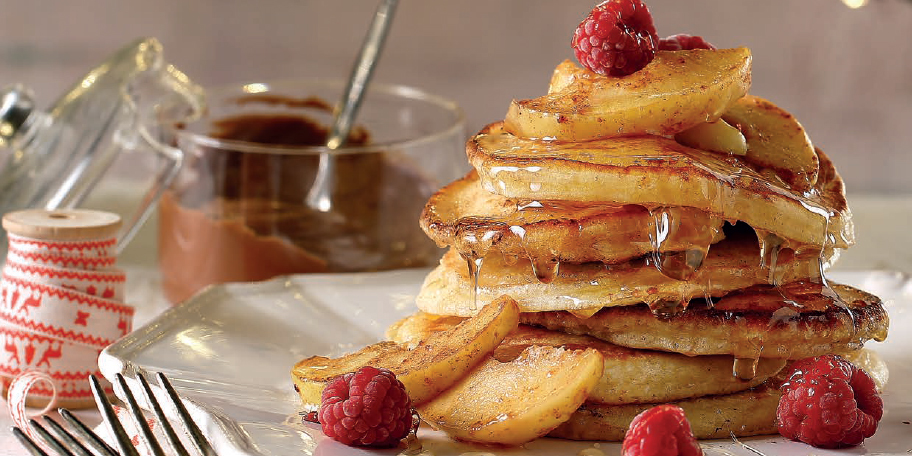 Pancakes με σοταρισμένα μήλα και μέλι