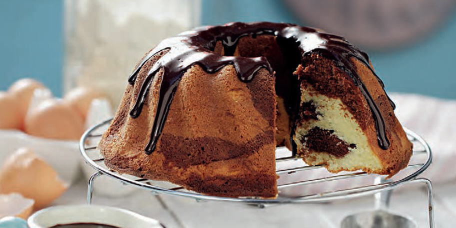 Κέικ μαρμπλ με γλάσο σοκολάτας